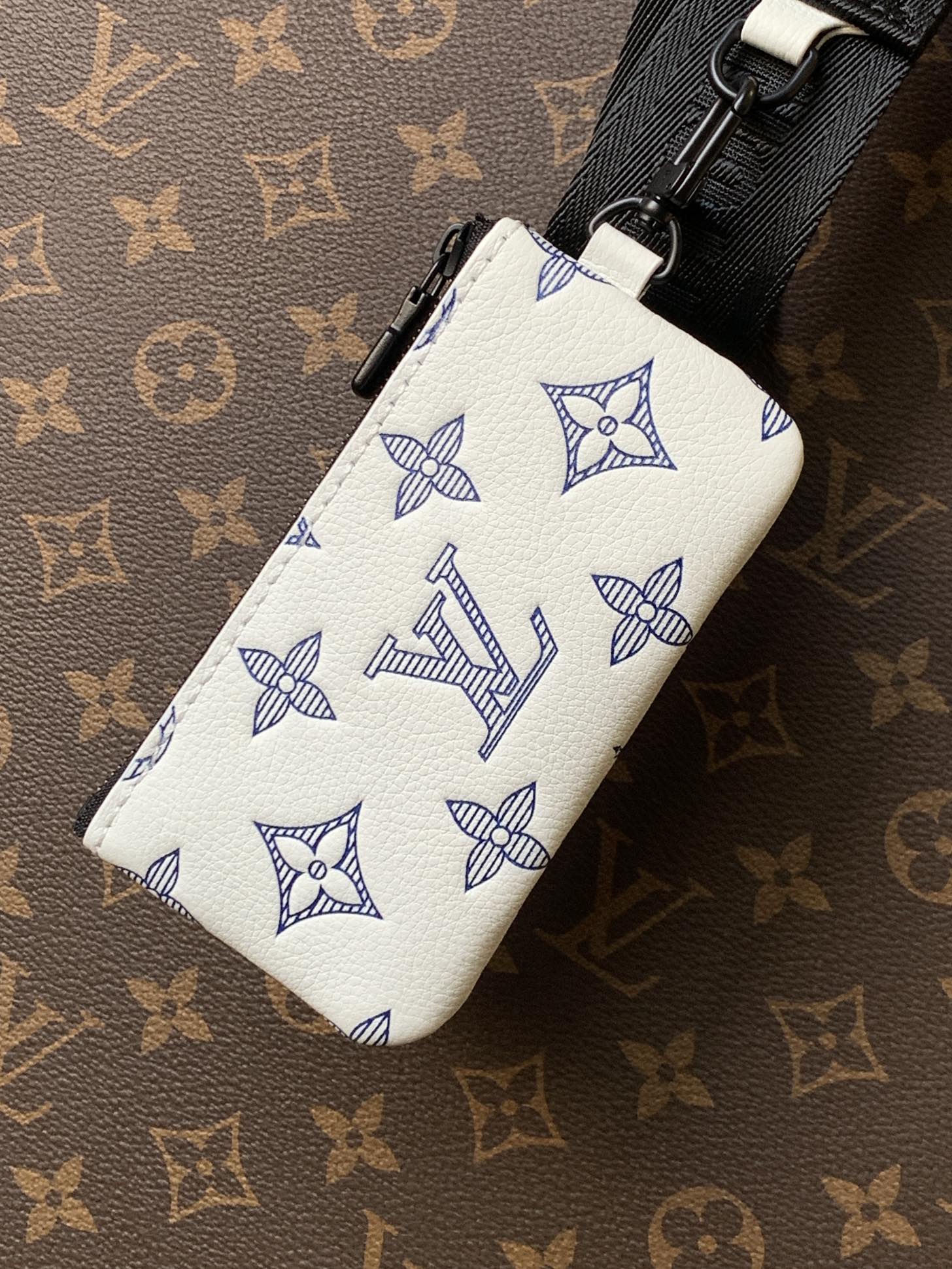Borsello Louis Vuitton white