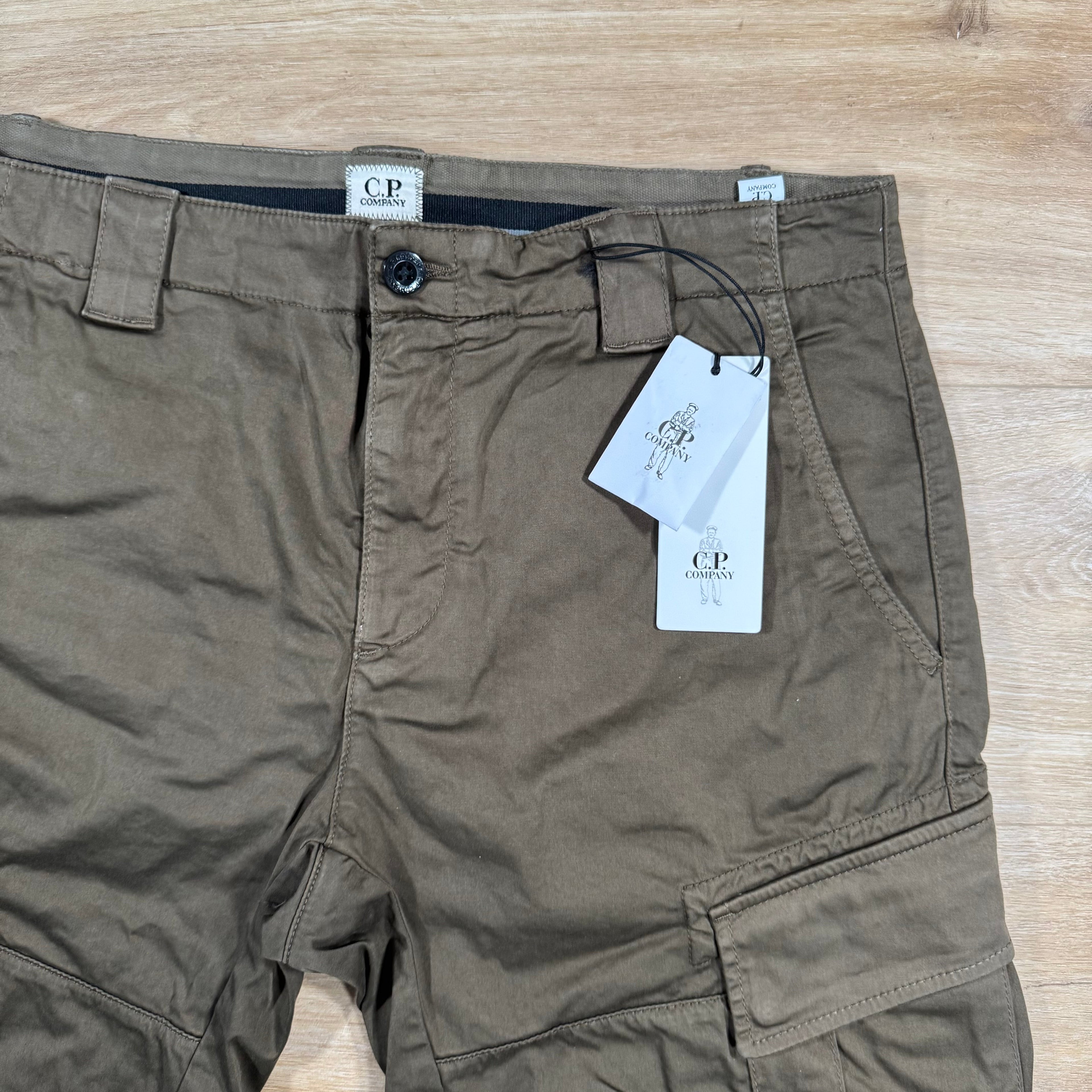C.P. Company Stretch Sateen Cargo Lens Shorts in Ivy Green