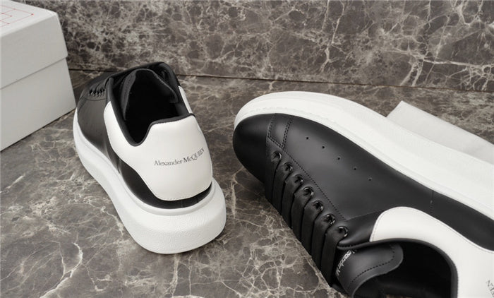 ALEXANDER MCQUEEN NERE CON RETRO E SUOLA BIANCA