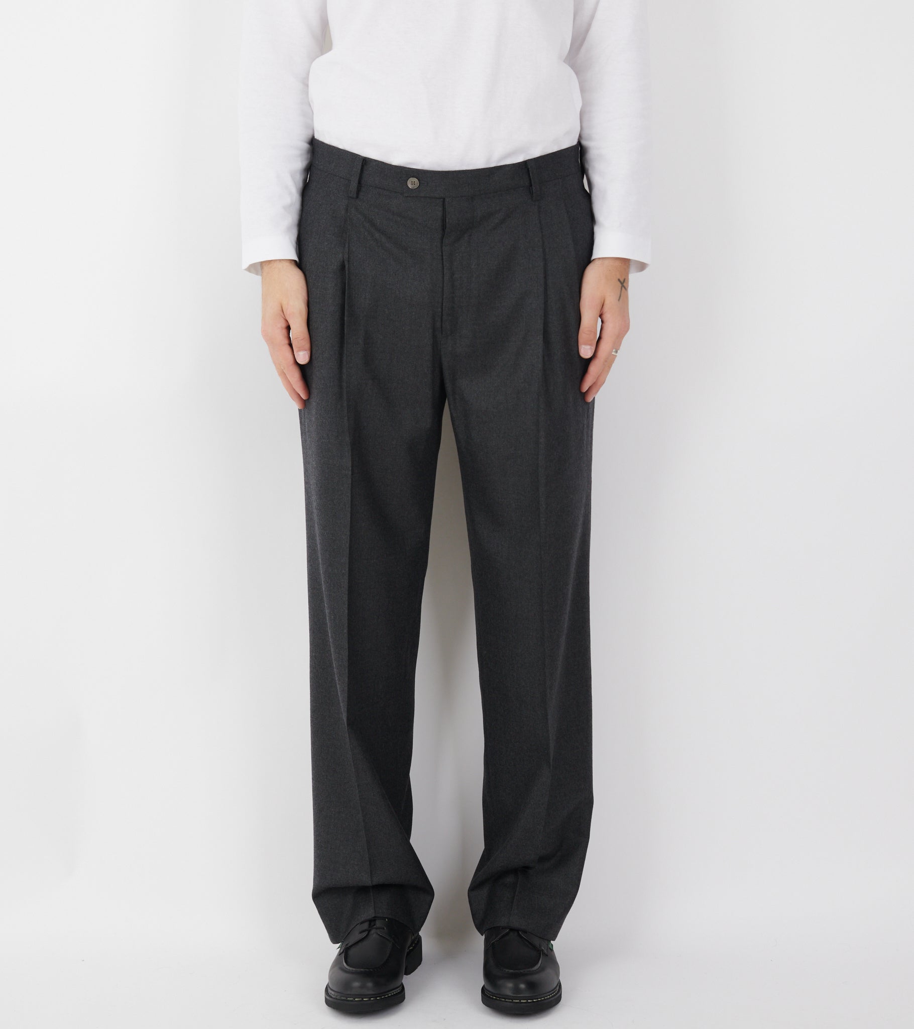 Super Light Wool Two-Tuck Slacks Top Charcoal
